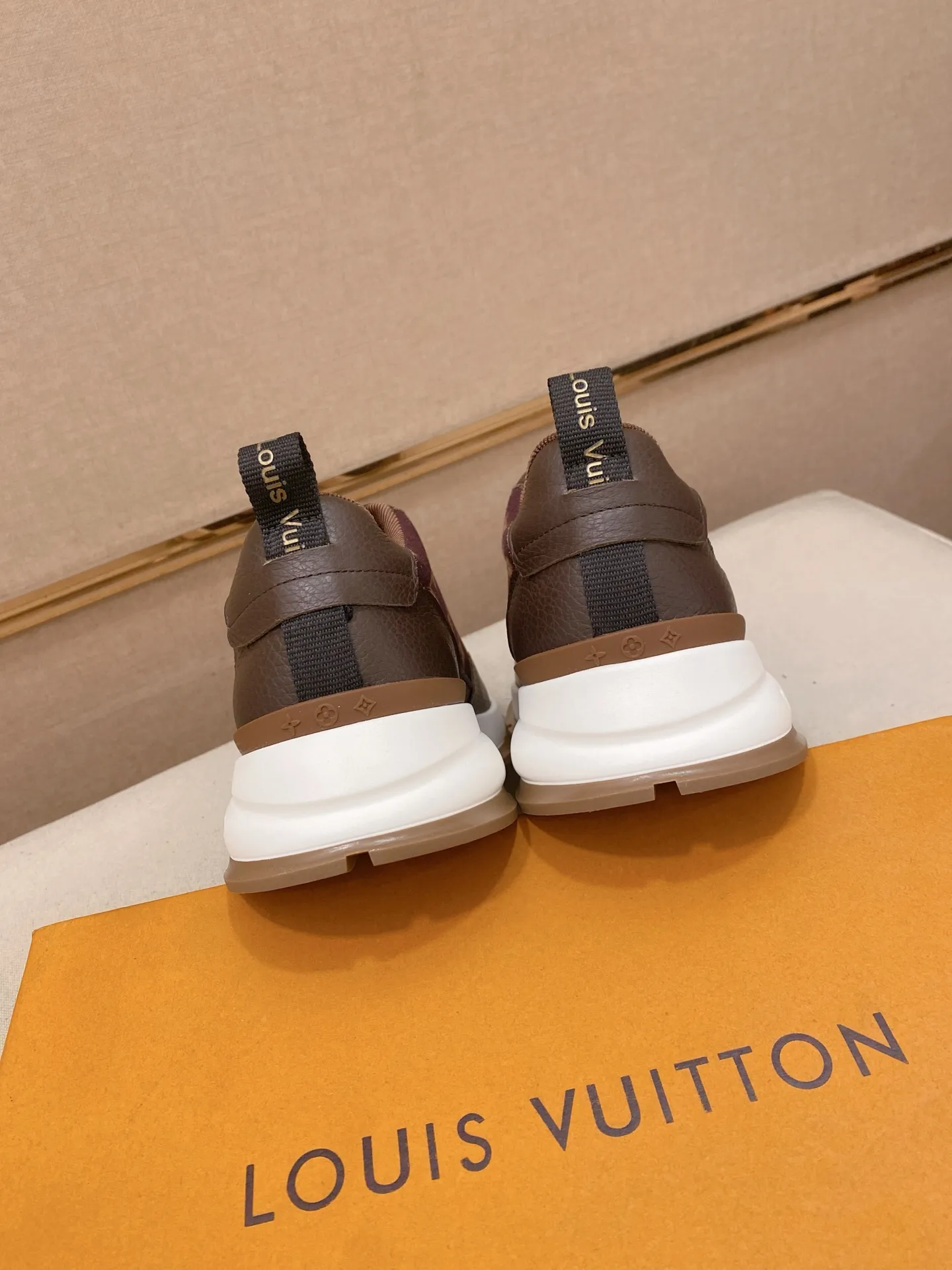 Factory price: 442💰🎉🎉LV~Louis Vuitton trendy men's shoes, new shipments, latest matching, same style as the official website, super high quality, best-selling season [strong][strong][strong] Selected first-layer cowhide, comfortable and breathable mesh lining, original last, comfortable on the feet, wear-resistant rubber outsole, size: 38-44.